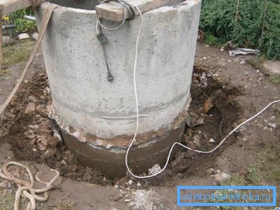 Veggene i rundrommet armert betong ringer med docking låser - chamfers. Veggene i rundrommet armert betong ringer med docking låser - chamfers.