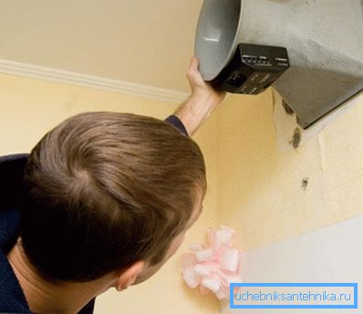 Det er verdt å huske at installasjon av spesialutstyr innendørs ikke vil løse problemet med strukturell mangel på en slik ventilasjonskanal. Det er verdt å huske at installasjon av spesialutstyr innendørs ikke vil løse problemet med strukturell mangel på en slik ventilasjonskanal.