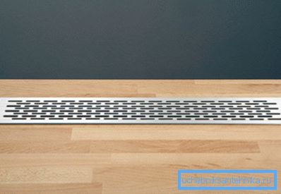 Bordplaten er utstyrt med et ventilasjonsgitter Bordplaten er utstyrt med et ventilasjonsgitter