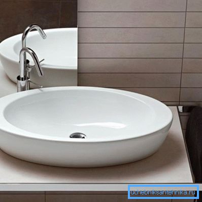 Countertop under vasken på badet med håndklestang Countertop under vasken på badet med håndklestang