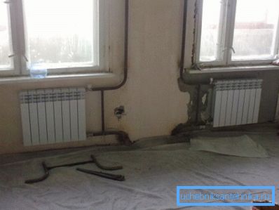 Risers og liner. Hver radiator er utstyrt med en jumper mellom linjene, slik at stigrennen kan fungere i hvilken som helst posisjon av gasspjeldet i strømmen. Risers og liner. Hver radiator er utstyrt med en jumper mellom linjene, slik at stigrennen kan fungere i hvilken som helst posisjon av gasspjeldet i strømmen.