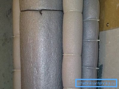Risere blir rullet opp med polyetylenskum. Risere blir rullet opp med polyetylenskum.