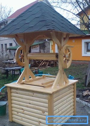 Fra oven kan du installere et vannforsyningssystem og beskyttelse i form av et hus