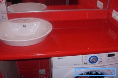 Den glitrende akryloverflaten er flott på badet Den glitrende akryloverflaten er flott på badet