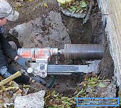 Boring av hull i fundamentet - ved hjelp av en kutter med en diamantkutter Boring av hull i fundamentet - ved hjelp av en kutter med en diamantkutter