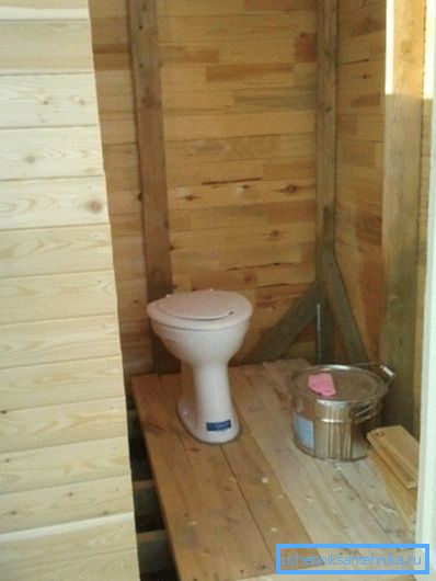 Det ser ut som et landetoalett med toalett Det ser ut som et landetoalett med toalett