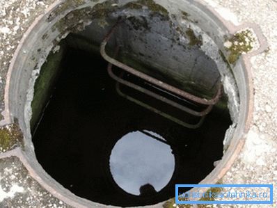 Det ser ut som en luke som fører til det offentlige kloakksystemet Det ser ut som en luke som fører til det offentlige kloakksystemet