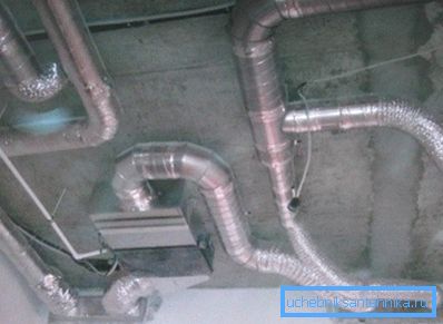 Slik ser ventilasjonen ut under et strekkloft eller et annet suspendert falskt system. Slik ser ventilasjonen ut under et strekkloft eller et annet suspendert falskt system.