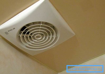Det ser ut som ventilasjon i strekningstaket. Det ser ut som ventilasjon i strekningstaket.