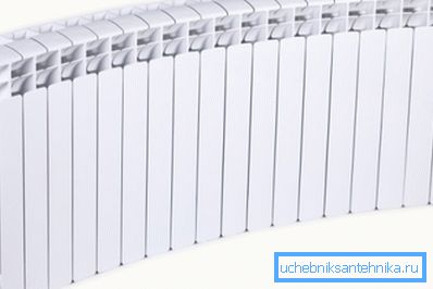 Denne radiatoren er vanskelig å installere, det er lettere å bruke to små alternativer. Denne radiatoren er vanskelig å installere, det er lettere å bruke to små alternativer.