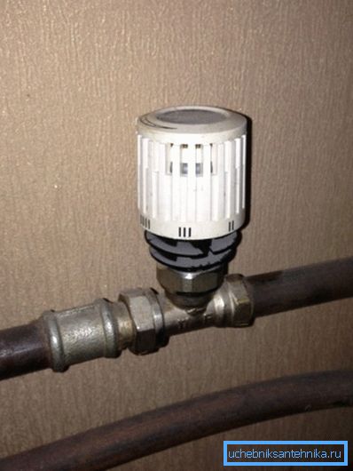 Termostaten kan installeres direkte på røret som leverer kjølevæsken Termostaten kan installeres direkte på røret som leverer kjølevæsken