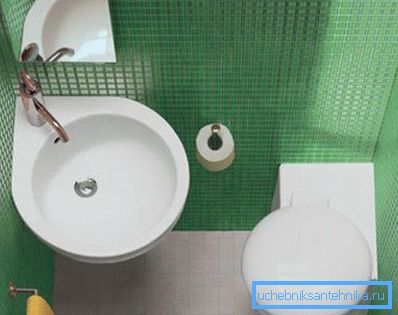 Hjørnehengende vask i det indre av badet Hjørnehengende vask i det indre av badet
