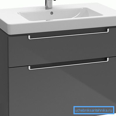 Vaskeserviet med piedestal og bred bordplaten. Vaskeserviet med piedestal og bred bordplaten.