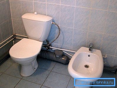 Toalett med montert bidet Toalett med montert bidet
