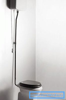 Toalett med høy cistern Toalett med høy cistern