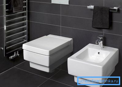 Et toalett montert på veggen vil bidra til å skape et raffinert interiør i omkledningsrommet ditt.
