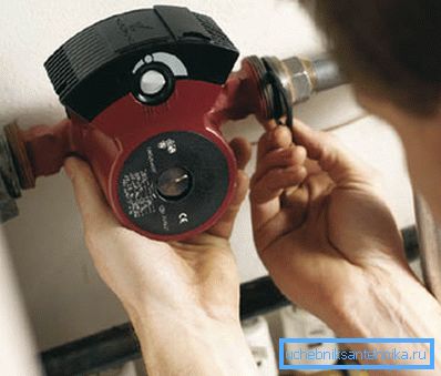 Installasjon av en pumpe til oppvarming krever pakninger mellom parringsdeler. Installasjon av en pumpe til oppvarming krever pakninger mellom parringsdeler.