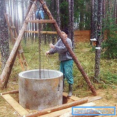 Installering av den første ringen i brønnen. Installering av den første ringen i brønnen.