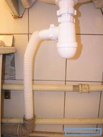 Installere en enkel siphon modell i en vanlig vask Installere en enkel siphon modell i en vanlig vask