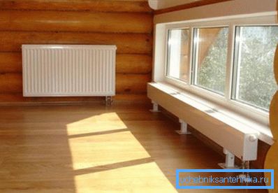Installasjon av radiatorer i et privat hus er laget under vinduene og i nærheten av kaldveggene. Installasjon av radiatorer i et privat hus er laget under vinduene og i nærheten av kaldveggene.