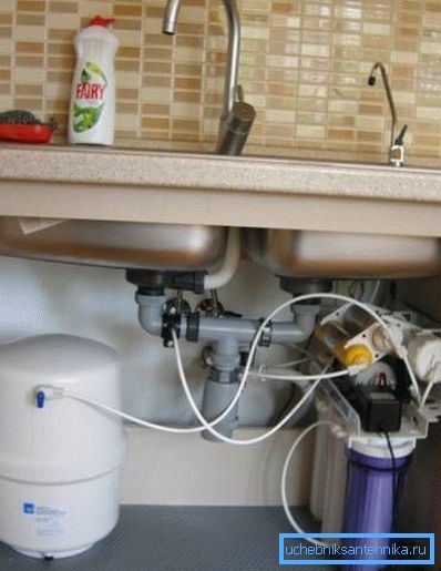 Installasjon med kapasitet kan plasseres på hyllen under vasken Installasjon med kapasitet kan plasseres på hyllen under vasken