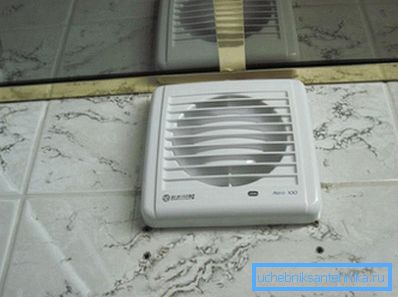 Installert hette på badet gjør det mulig å akselerere ventilasjonen og fjerne overflødig fuktighet Installert hette på badet gjør det mulig å akselerere ventilasjonen og fjerne overflødig fuktighet