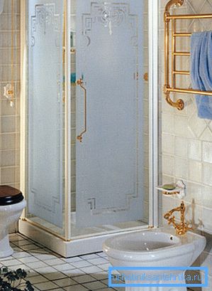 Installert dusjkabinett med sider på 90 cm Installert dusjkabinett med sider på 90 cm