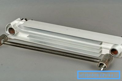 Enheten er en bimetallisk radiatoroppvarming Enheten er en bimetallisk radiatoroppvarming