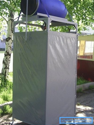 I de ferdige designene benyttes også stropper for å fikse fatet. I de ferdige designene benyttes også stropper for å fikse fatet.