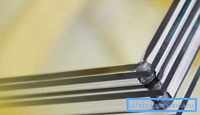 I kalde områder brukes spesielt flerkammers dobbeltvinduer med energibesparende glass, reduserende tap på grunn av termisk stråling. I kalde områder brukes spesielt flerkammers dobbeltvinduer med energibesparende glass, reduserende tap på grunn av termisk stråling.