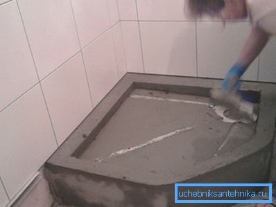 I utformingen av pallen blir brukt flislagt mosaikk I utformingen av pallen blir brukt flislagt mosaikk