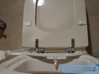 Et bidet på toalettet tilbys for salg. Et bidet på toalettet tilbys for salg.