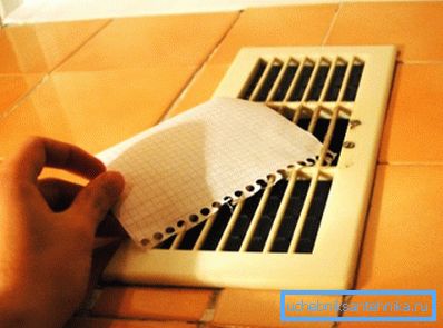 Ved blåsig vær øker ytelsen til naturlig ventilasjon flere ganger. Ved blåsig vær øker ytelsen til naturlig ventilasjon flere ganger.