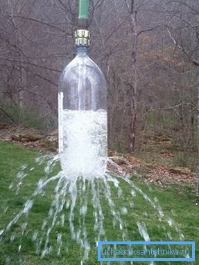 En versjon av konstruksjonen ved hjelp av en vanlig plastflaske En versjon av konstruksjonen ved hjelp av en vanlig plastflaske