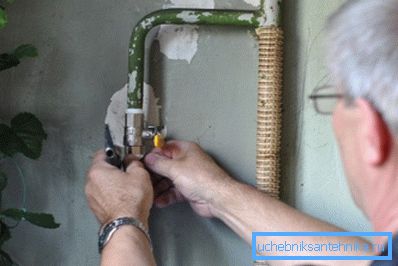 Ventilen er viklet helt for hånd, så ca. 1 sving med en nøkkel. Ventilen er viklet helt for hånd, så ca. 1 sving med en nøkkel.