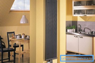 Vertikalt batteri installert i smal nisje Vertikalt batteri installert i smal nisje