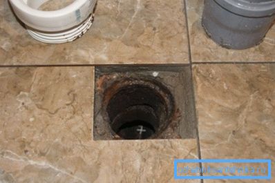 Vertikal avløp ligger rett i badet gulvet. Vertikal avløp ligger rett i badet gulvet.