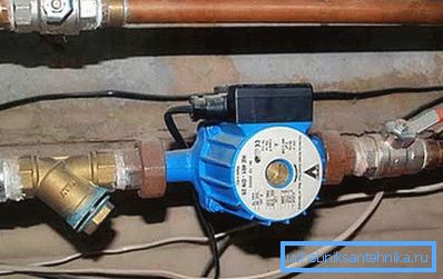 Sammen med pumpen settes filterpult og kulventiler. Sammen med pumpen settes filterpult og kulventiler.