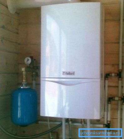 Utseende til en veggmontert gasskjele med en ekspansjonstank som er koblet til et enkelt system Utseende til en veggmontert gasskjele med en ekspansjonstank som er koblet til et enkelt system