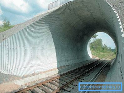 Culvert pipe som en jernbanetunnel Culvert pipe som en jernbanetunnel