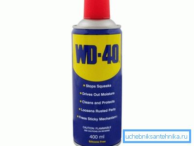 WD-40 hjelper til med å bli kvitt lim på overflaten av toalettskålen WD-40 hjelper til med å bli kvitt lim på overflaten av toalettskålen