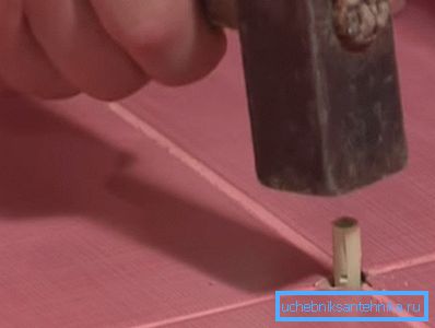 Vi hammer dowels i hull. Vi hammer dowels i hull.