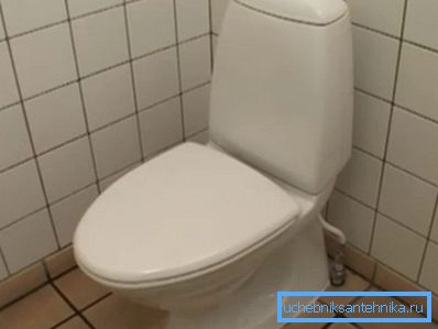 Lukket lokket tillater ikke at bakterier sprer seg i toalettet Lukket lokket tillater ikke at bakterier sprer seg i toalettet