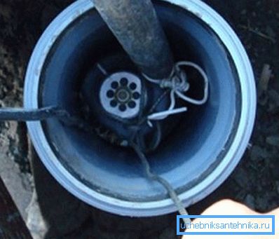 En kabel fanget mellom pumpen og veggen forårsaker ofte problemer når du løfter pumpen. Vel, hvis det skjer innenfor synsfeltet brønnpumpeutskifting