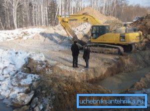 Jordarbeid under installasjon av culvert konstruksjon Jordarbeid under installasjon av culvert konstruksjon